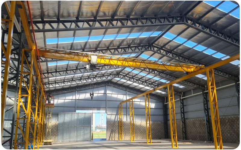 Puente grúa monorriel apoyado con columnas y carrileras metálicas, trocha 10,5 m, capacidad 3 toneladas - Maroni & Cía S.A.