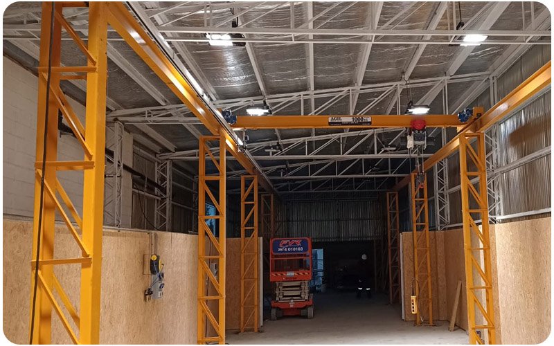 Puente grúa monorriel apoyado con columnas y carrileras metálicas, trocha 6,5 m, capacidad 1 tonelada - Maroni & Cía S.A.